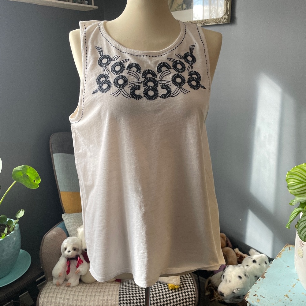 Embroidered sleeveless shirt